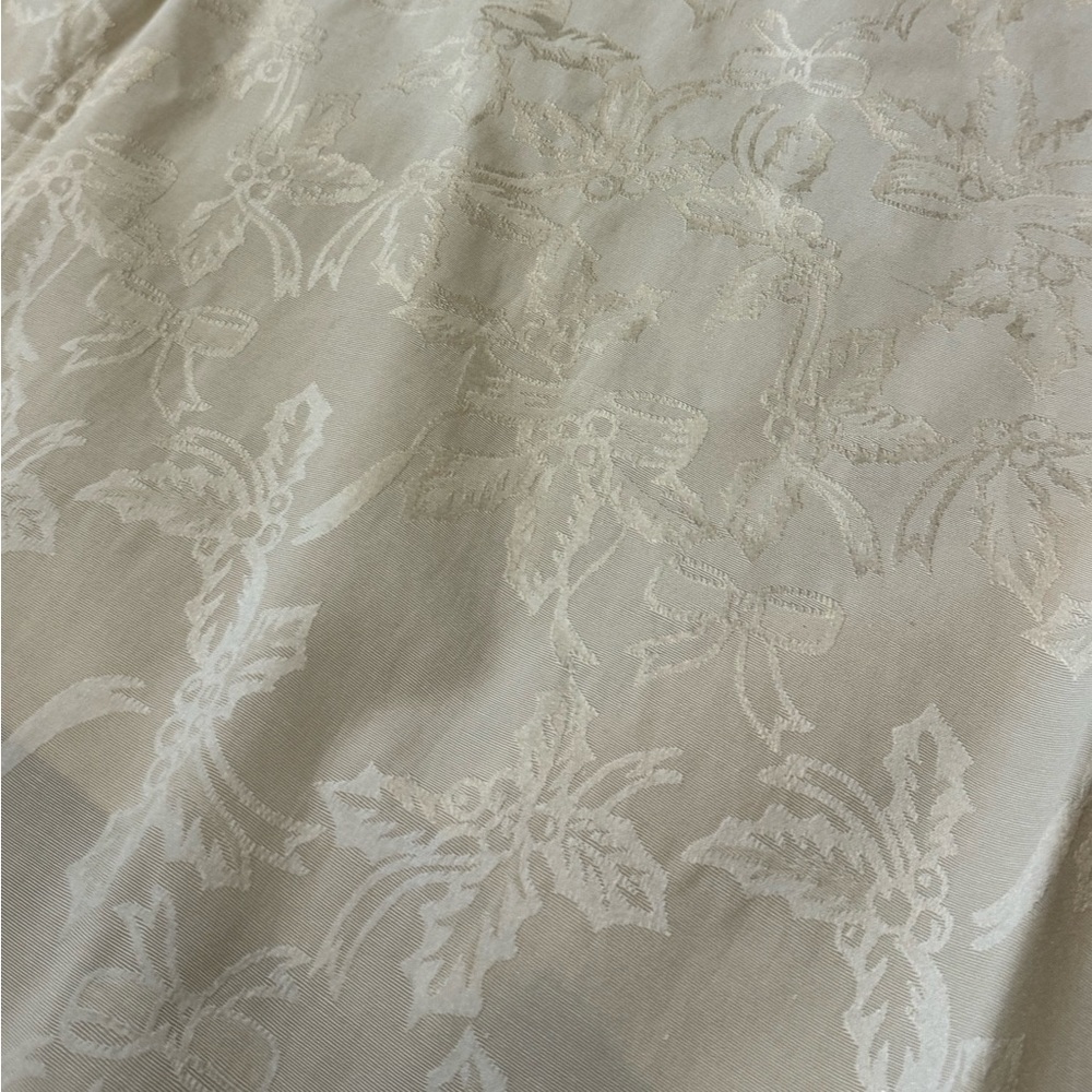 Wilton Court Holiday Holly and Ribbon Ivory Damask Tablecloth 60x114” EUC